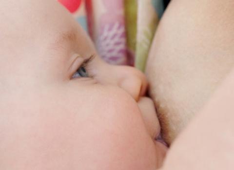 Vấn đề đối với các mẹ có đầu ti ngắn là phải kiên trì khi cho con tập ti mẹ.